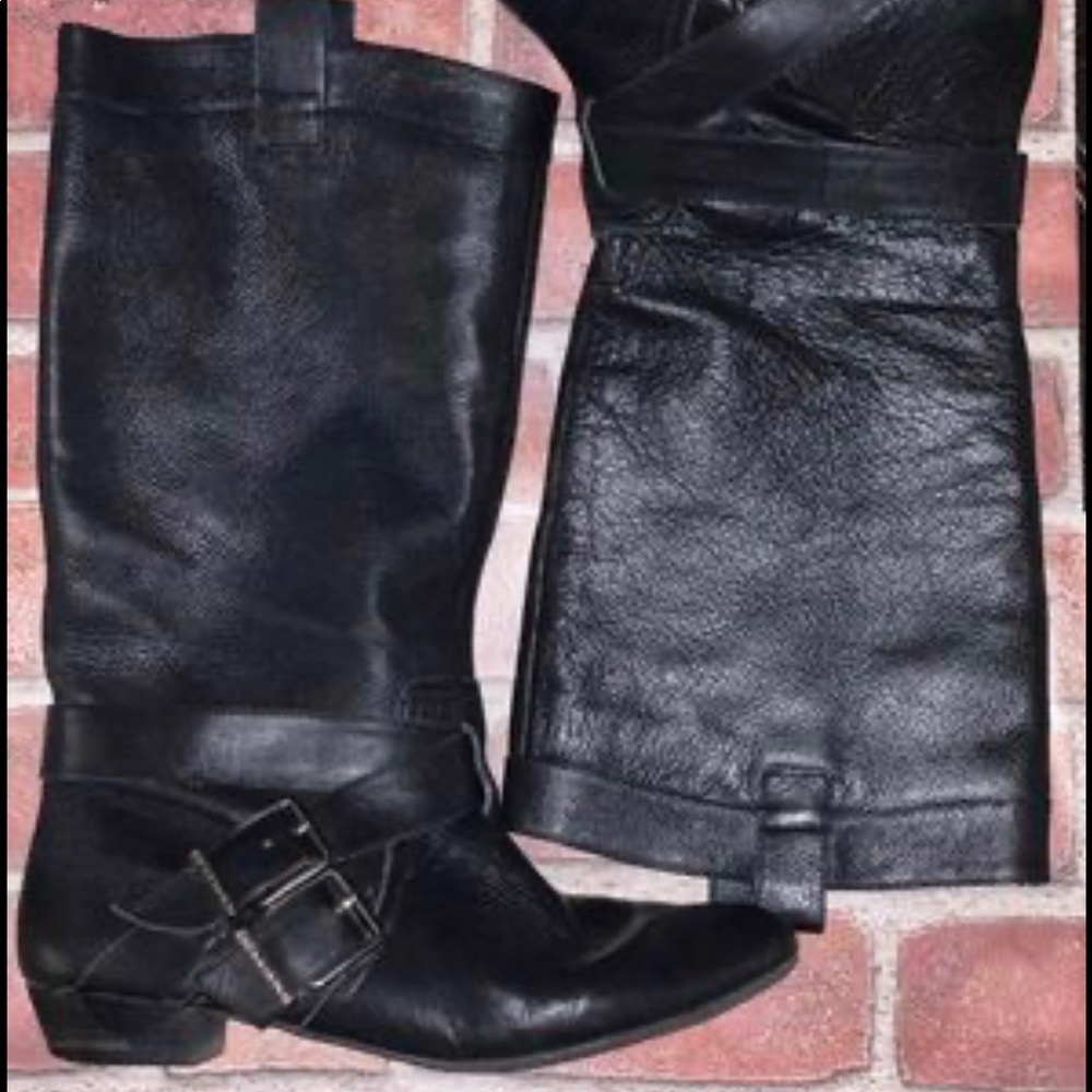 GIANNI BINI

Black leather boots. Mid-ankle height.